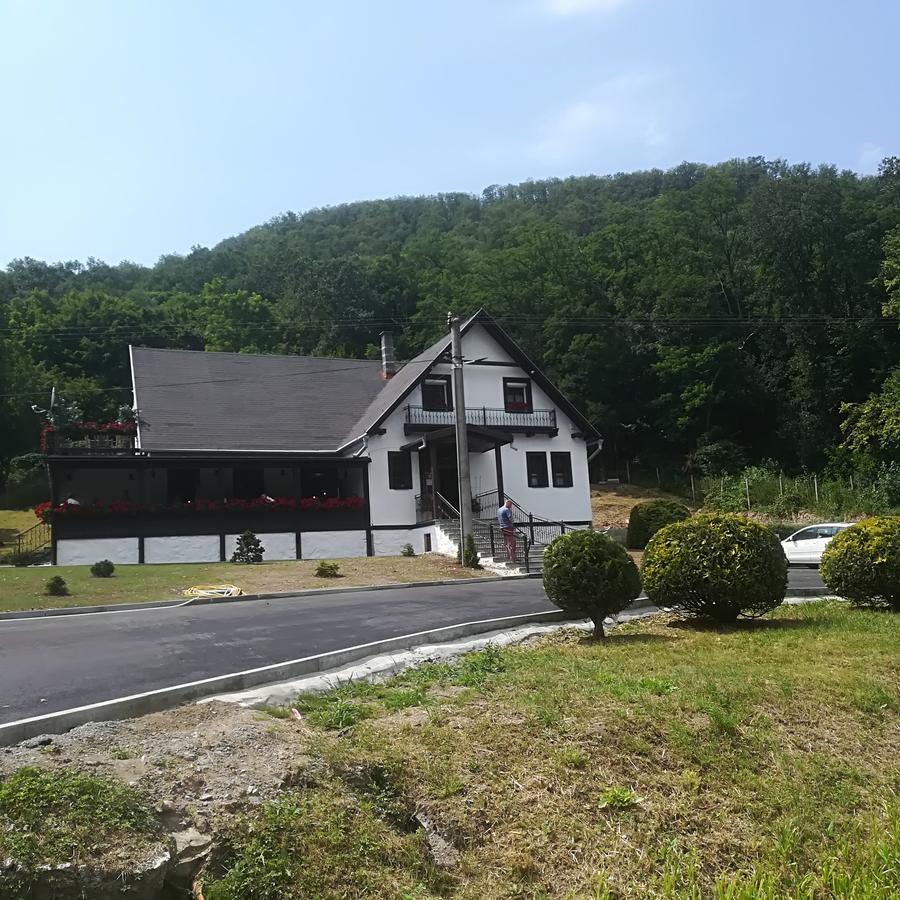 Penzion A Restauracia Hanisberg Krupina Exterior foto
